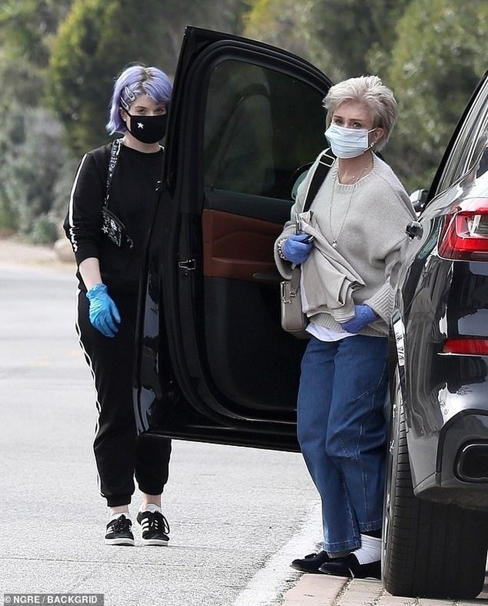 Người sói Hugh Jackman đeo khẩu trang ra phố - 5 Người sói Hugh Jackman đeo khẩu trang ra phố - 5