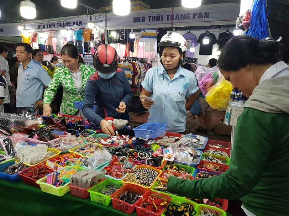 TP.HCM: Hàng ngàn công nhân tham gia phiên chợ nghĩa tình - 1 TP.HCM: Hàng ngàn công nhân tham gia phiên chợ nghĩa tình - 1