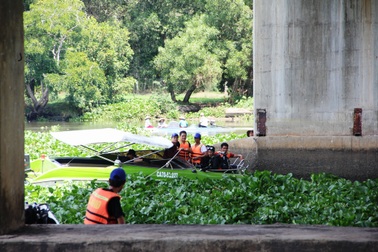 Tìm kiếm người phụ nữ nhảy cầu tự tử