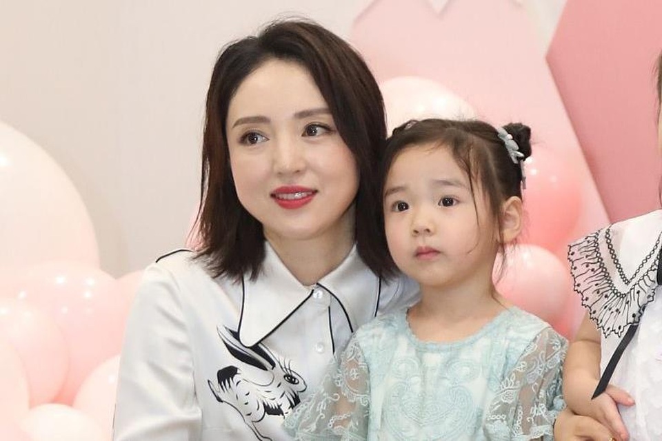 “Điêu Thuyền” Đổng Tuyền hò hẹn với “phi công trẻ” kém 8 tuổi - 8 “Điêu Thuyền” Đổng Tuyền hò hẹn với “phi công trẻ” kém 8 tuổi - 8