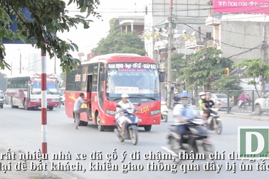 Lạ lùng những chiếc xe lững thững "bò" trên đường Giải Phóng