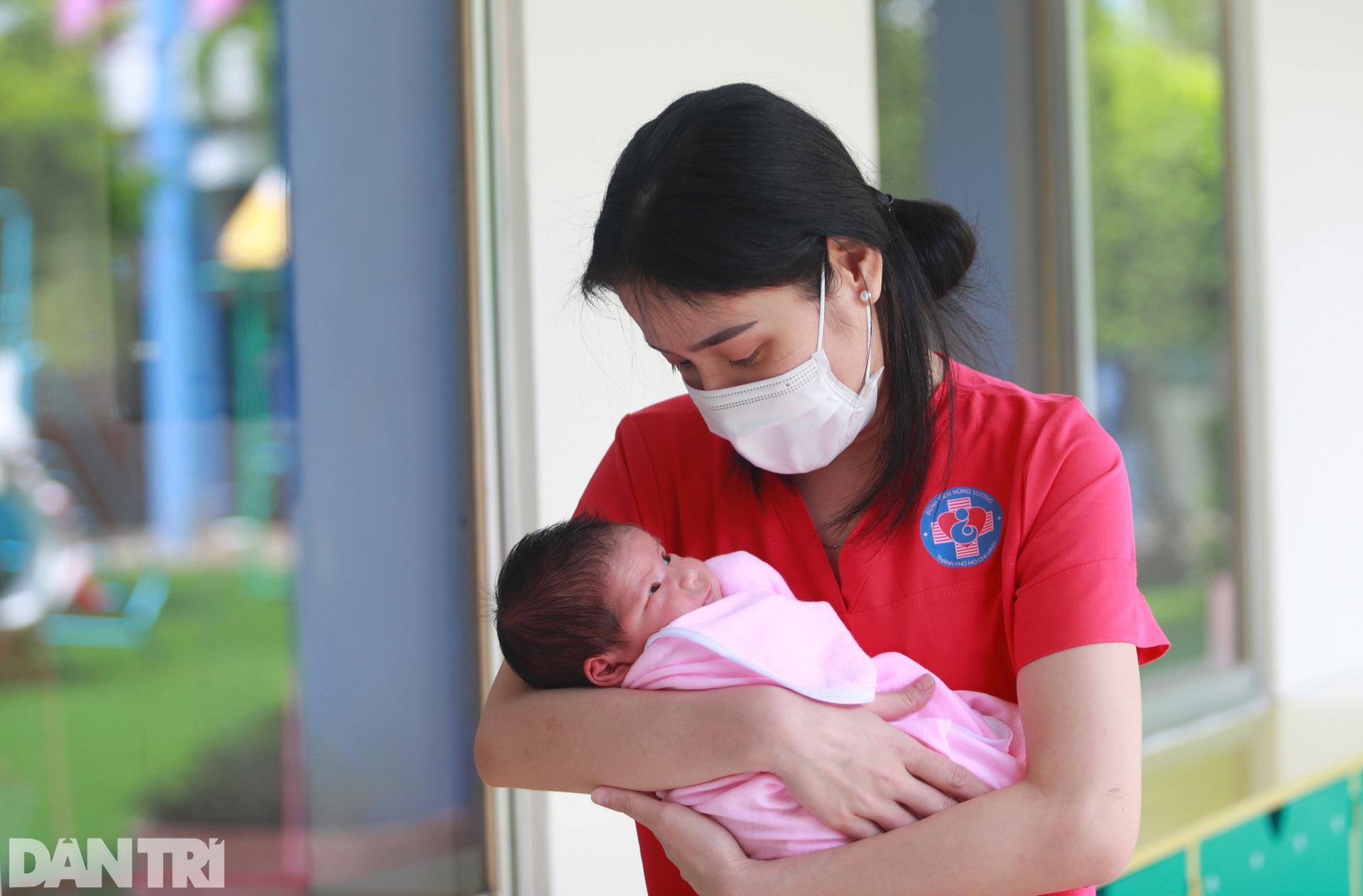 Khi tiếp viên hàng không làm bảo mẫu cho những trẻ sơ sinh có mẹ là F0 - 5 Khi tiếp viên hàng không làm bảo mẫu cho những trẻ sơ sinh có mẹ là F0 - 5