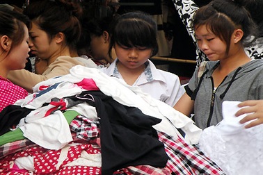 Bỏ cửa hàng, đổ bộ ra vỉa hè kiếm sống