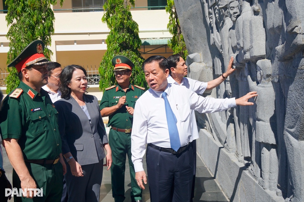 Thời khắc lịch sử 300 ngày chuyển quân ra Bắc tại Cảng Quy Nhơn - 2 Thời khắc lịch sử 300 ngày chuyển quân ra Bắc tại Cảng Quy Nhơn - 2