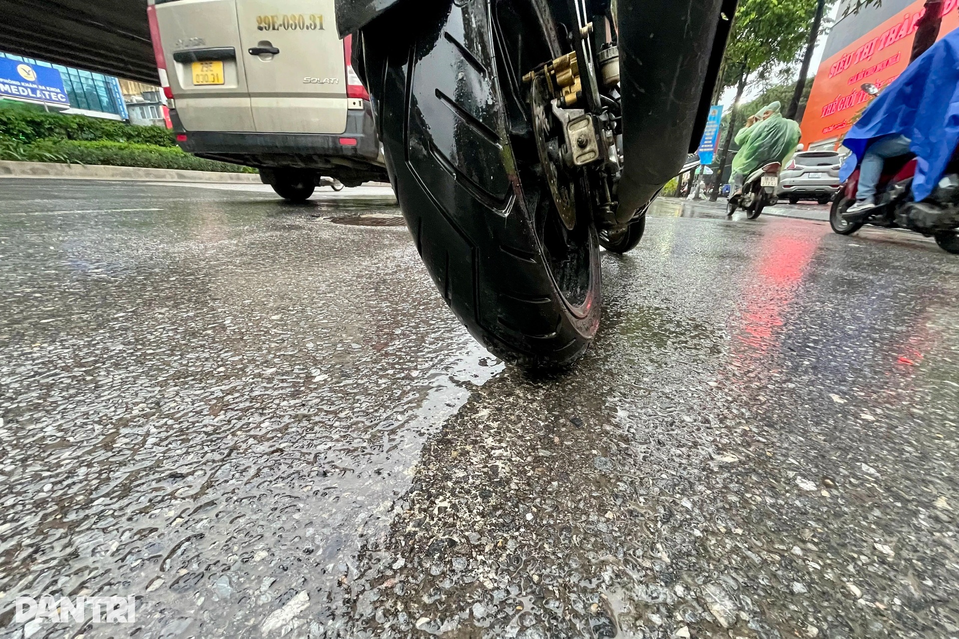 Vạch kẻ làn đường bị mờ nhìn như ma trận, nhiều lái xe lo bị phạt oan - 5