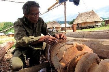 Đồng bào Cơ Tu khôi phục nhà Gươl để bảo tồn văn hóa