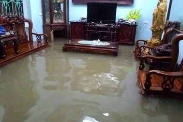 Mùng 1 Tết phố ngập như sông, nước lênh láng trong nhà