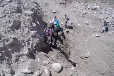 Khách du lịch may mắn thoát chết trong vụ lở đất