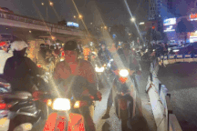 Xe máy nối đuôi nhau, rồng rắn đi ngược chiều ở Hà Nội