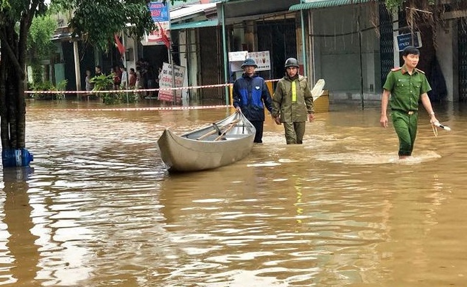 Quảng Ngãi: Lũ lên nhanh, nhiều khu dân cư ngập sâu - 6 Quảng Ngãi: Lũ lên nhanh, nhiều khu dân cư ngập sâu - 6