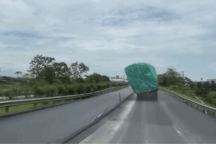 Xử phạt tài xế xe tải chở hàng bị nghiêng ngả trên cao tốc