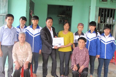 Thầy trò góp tiền hỗ trợ nữ sinh bị bệnh hiểm nghèo
