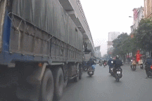 Sang đường không quan sát, người đi xe máy suýt trả giá bằng cả tính mạng