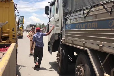 CSGT xử lý xe tải dừng đỗ trái phép trên QL1