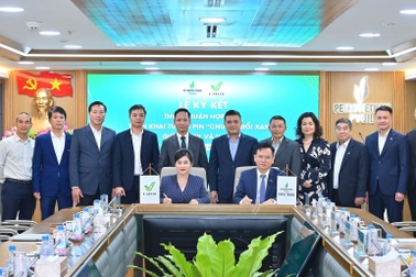 V-Green triển khai hơn 3.000 tủ đổi pin xe máy điện tại cây xăng PVOIL