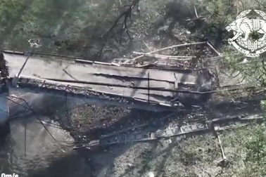 Cây cầu tại vùng Donbass nổ tung sau vụ tập kích của đặc nhiệm Ukraine.