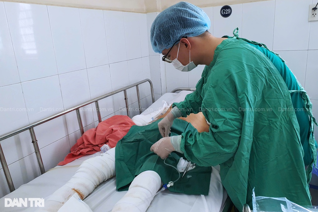 Người đàn ông bị điện phóng cụt 2 tay nghẹn ngào: Mọi người đừng như tôi - 4 Người đàn ông bị điện phóng cụt 2 tay nghẹn ngào: Mọi người đừng như tôi - 4
