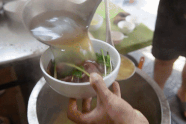 Quán phở 70 tuổi ở Hà Nội bán vèo 400 bát trong vài giờ