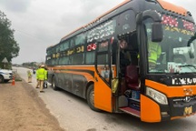 Xe khách 26 chỗ "nhồi" hơn 40 người