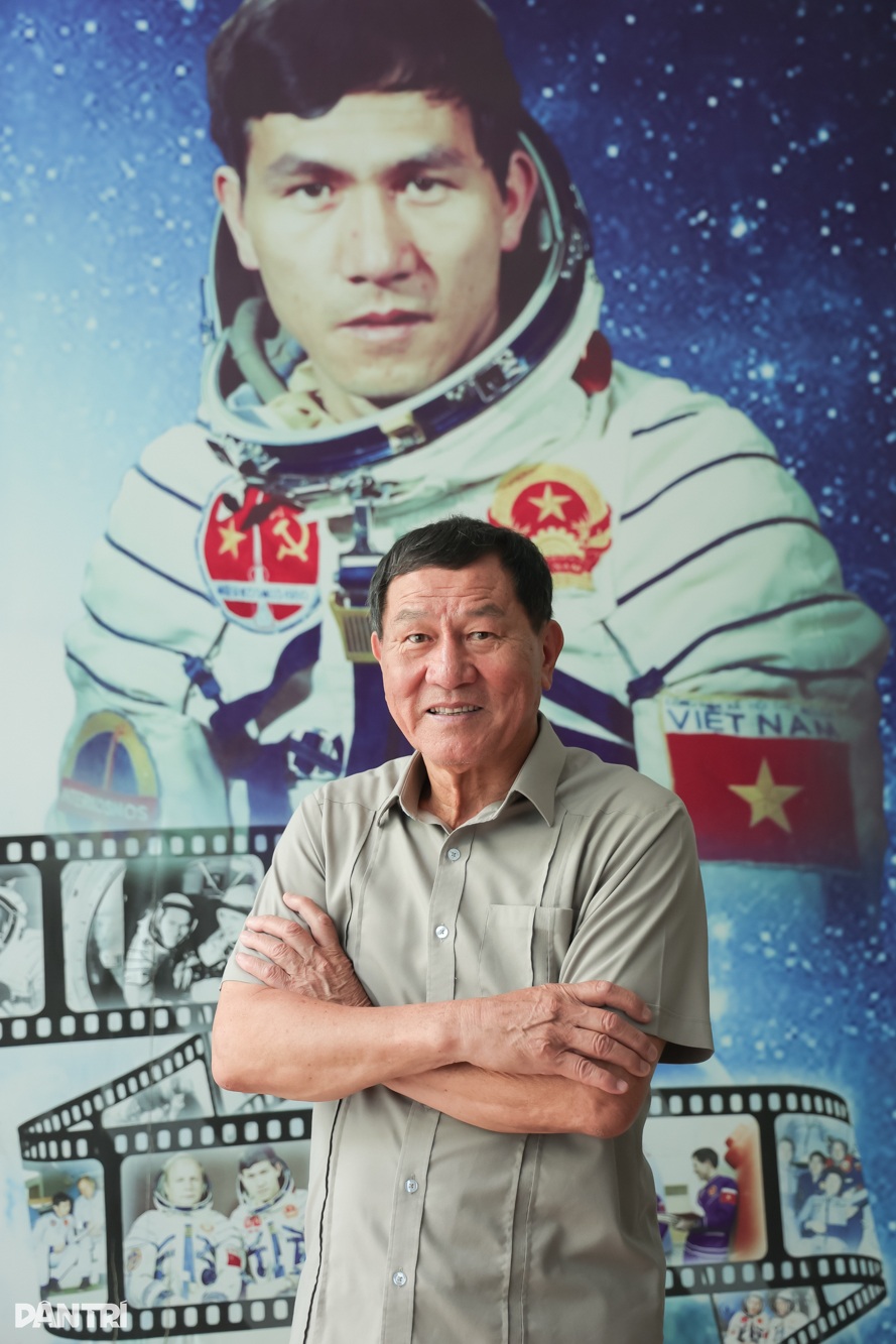 Anh hùng phi công đưa Tuyên ngôn độc lập và nắm đất Ba Đình lên vũ trụ - 4 Anh hùng phi công đưa Tuyên ngôn độc lập và nắm đất Ba Đình lên vũ trụ - 4