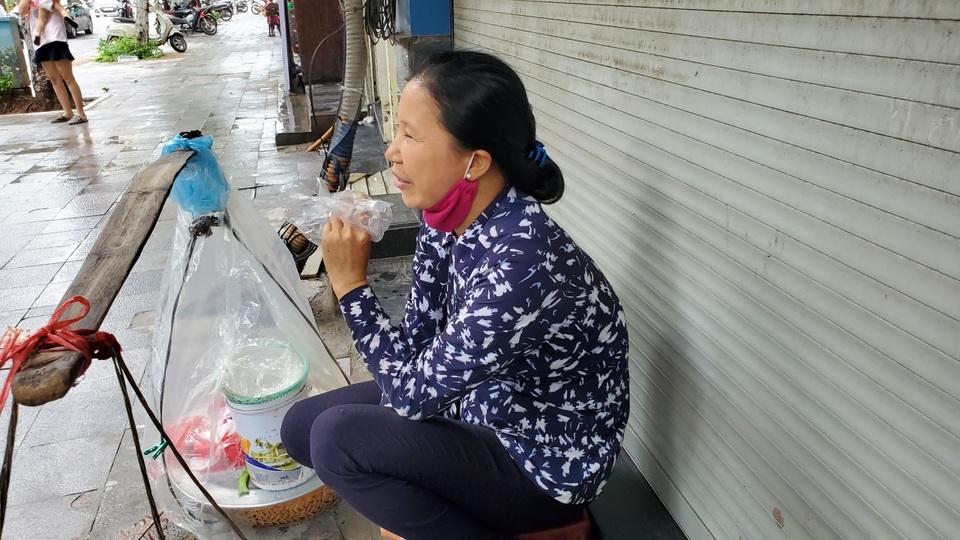 Hà Nội: Những gánh hàng rong “gồng mình” trong dịch Covid-19 - 1 Hà Nội: Những gánh hàng rong “gồng mình” trong dịch Covid-19 - 1