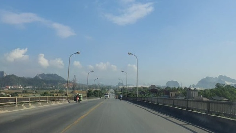 CSGT lập chốt, những đoàn xe dấu hiệu quá tải bất ngờ biến mất - 4 CSGT lập chốt, những đoàn xe dấu hiệu quá tải bất ngờ biến mất - 4