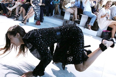 Siêu mẫu gợi cảm ngã nhoài trên sàn catwalk