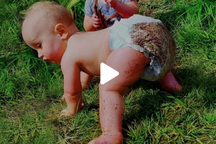 Hãy xem, bọn trẻ chưa bao giờ làm chúng ta hết buồn cười!