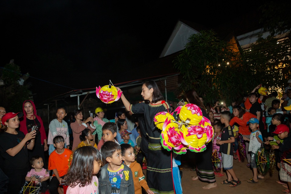 HHen Niê, Khánh Vân... diện trang phục Ê-đê mang Trung Thu về buôn làng - 14 HHen Niê, Khánh Vân... diện trang phục Ê-đê mang Trung Thu về buôn làng - 14