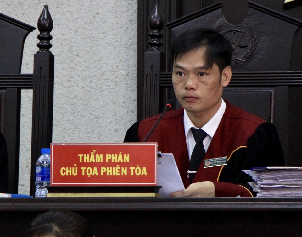 Xử vụ mẹ nữ sinh giao gà: Các bị cáo phản bác nhau tại toà - 1 Xử vụ mẹ nữ sinh giao gà: Các bị cáo phản bác nhau tại toà - 1