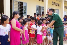 Biên phòng Đồng Tháp mang Trung thu đến với trẻ em vùng biên