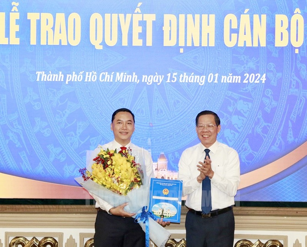 Ông Mai Hữu Quyết nhận quyết định làm Phó Chủ tịch UBND TP Thủ Đức - 1 Ông Mai Hữu Quyết nhận quyết định làm Phó Chủ tịch UBND TP Thủ Đức - 1