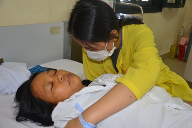 Đau nhói lòng cảnh người phụ nữ đi hái chè thuê bị bệnh tật quật ngã