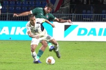 Đá thô bạo khiến Chanathip nhập viện, cầu thủ Iraq bị chỉ trích dữ dội