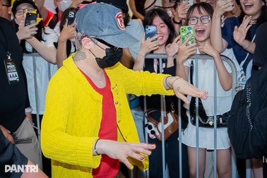 G‑Dragon có mặt tại Hà Nội, "rừng" fan mang hoa cúc đón chào như mở hội