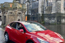 Trót dại mang ô tô điện đi dầm mưa, chủ xe "khóc ròng" với hóa đơn sửa chữa