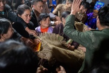 Dân làng giằng co manh chiếu hội Đúc Bụt vì lời đồn sẽ sinh con trai