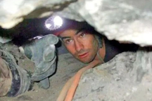 Bi kịch của chàng trai bị mắc kẹt chổng ngược 28 tiếng trong hang chật hẹp