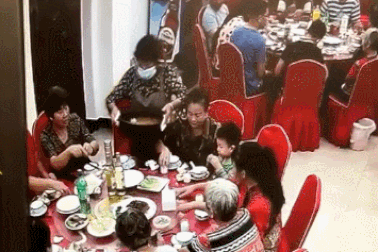 Clip vụ tai nạn đáng sợ trong quán ăn từ tình huống phổ thông quen thuộc