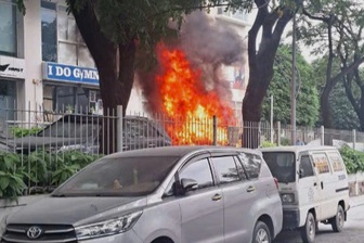 Ô tô cháy trơ khung ở "khu nhà giàu" Thảo Điền tại TPHCM