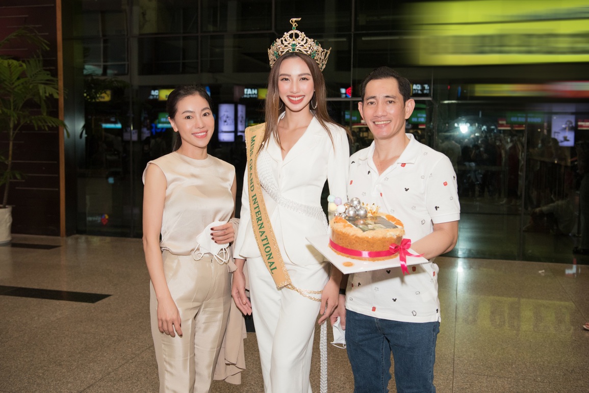 Hoa hậu Thùy Tiên bật khóc trong buổi diễu hành mừng chiến thắng - 10 Hoa hậu Thùy Tiên bật khóc trong buổi diễu hành mừng chiến thắng - 10