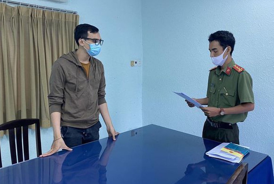 Đề nghị truy tố nam tiếp viên hàng không làm lây dịch bệnh Covid-19 - 1 Đề nghị truy tố nam tiếp viên hàng không làm lây dịch bệnh Covid-19 - 1