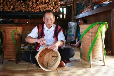 Già làng Cơ Tu nỗ lực giữ gìn nghề đan lát