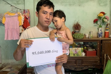Bé gái bị hỏng đôi mắt được bạn đọc Dân trí giúp đỡ hơn 95 triệu đồng