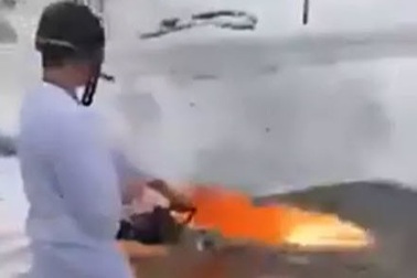 Video: Người đàn ông dọn băng tuyết trước nhà bằng cách "độc" chưa từng thấy