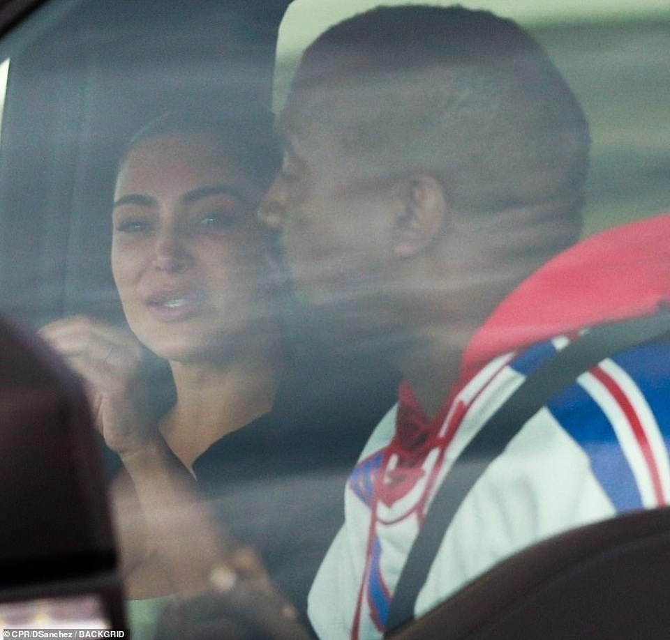 Kim Kardashian khóc khi trò chuyện với chồng trên ô tô - 1 Kim Kardashian khóc khi trò chuyện với chồng trên ô tô - 1
