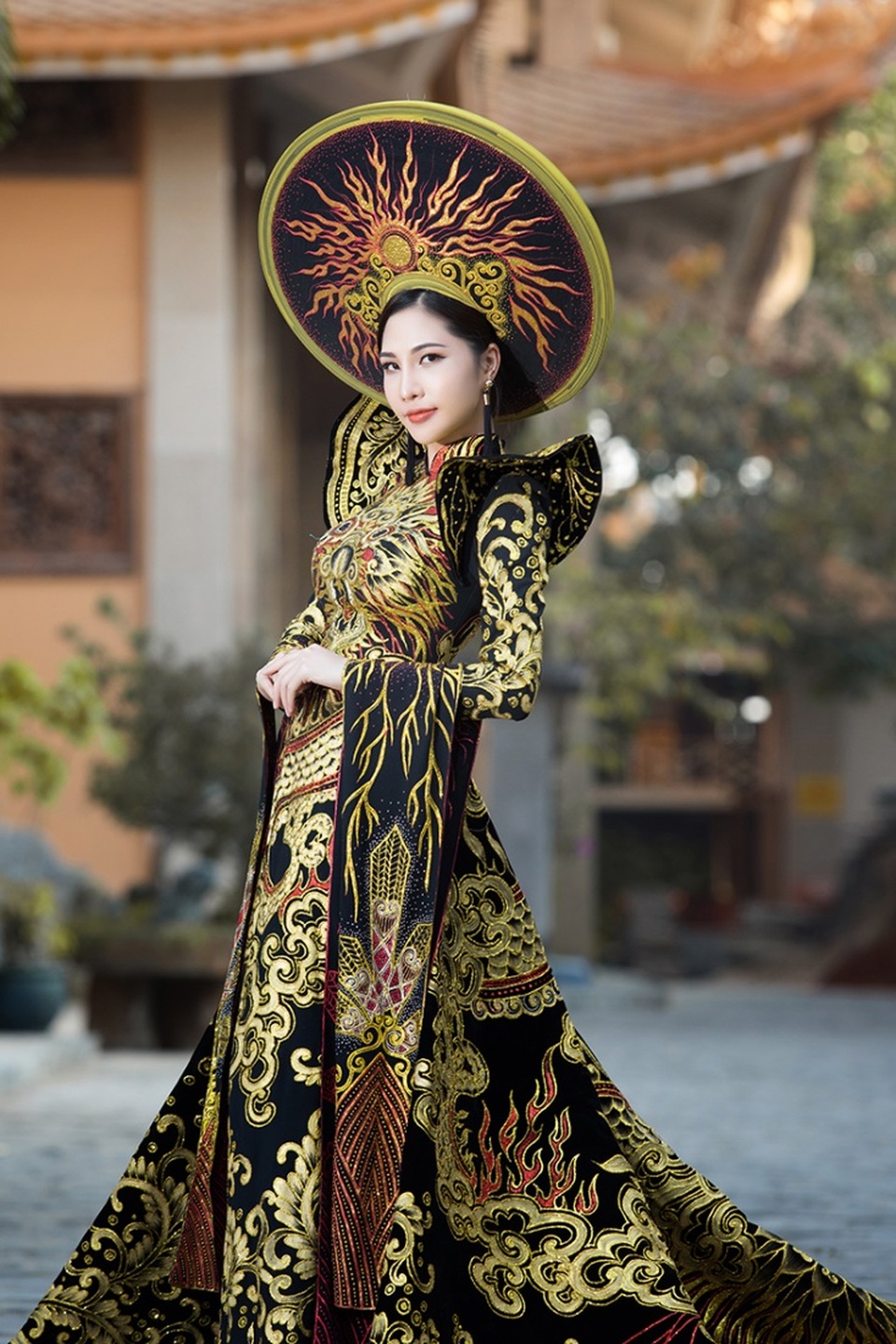Á hậu Lục Bảo Quyên đẹp kiêu sa trong áo dài ‘Hoàng bào’ của NTK Tuấn Hải - 2 Á hậu Lục Bảo Quyên đẹp kiêu sa trong áo dài ‘Hoàng bào’ của NTK Tuấn Hải - 2
