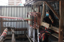 Du học về, điều gì khiến cô gái Chăm bỏ phố về quê dệt thổ cẩm