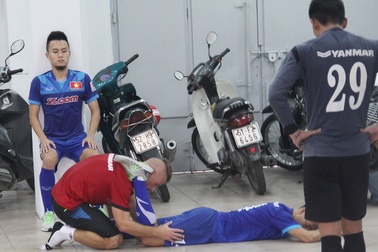 Đội tuyển Việt Nam vừa tập vừa tránh cơn mưa lớn tại TPHCM