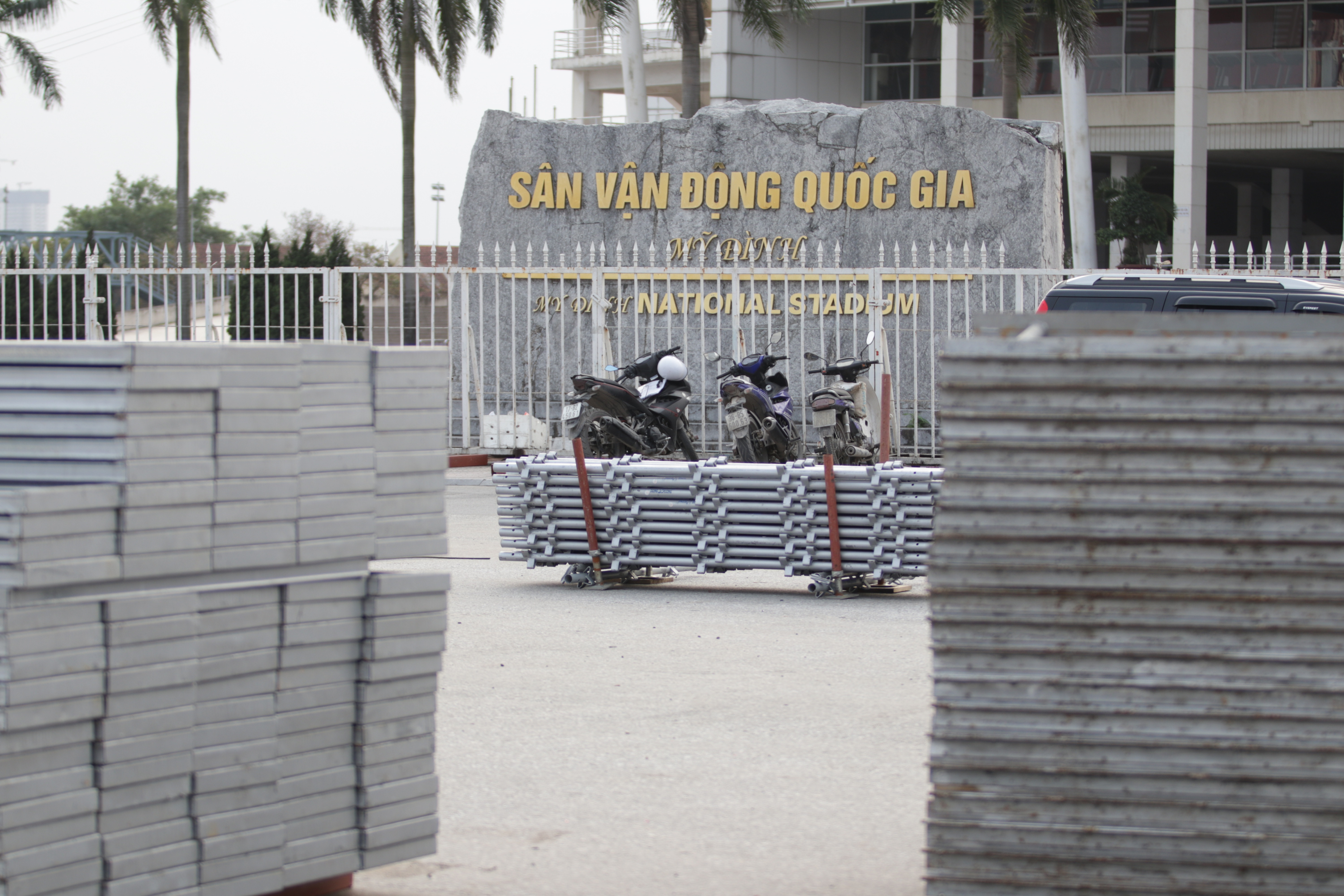 Hà Nội: Tháo dỡ khán đài đường đua F1 vì tạm hoãn đua xe - 19 Hà Nội: Tháo dỡ khán đài đường đua F1 vì tạm hoãn đua xe - 19
